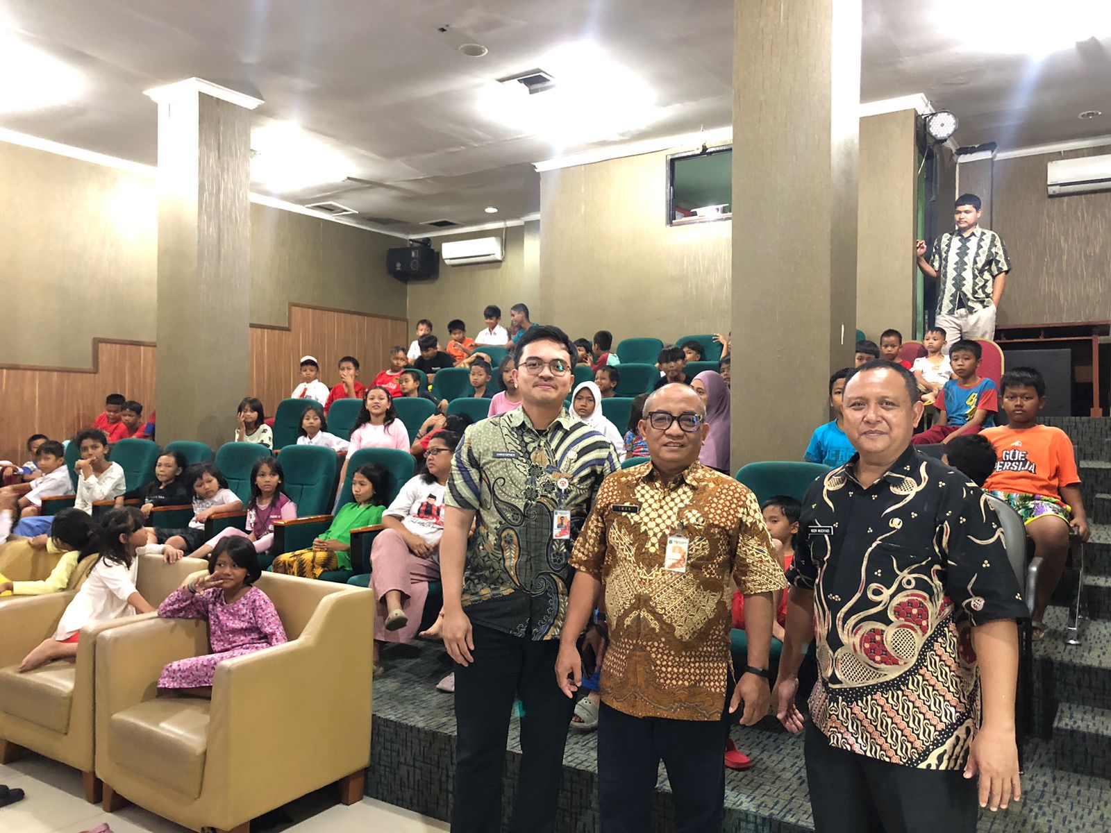 Menonton Film Edukasi